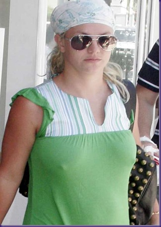 britney_spears_saggy_braless_01