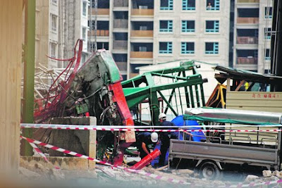 Singapore Crane Accident Picture on Singapore  A Tower Crane Collapsed Today Killing One 32 Year Old