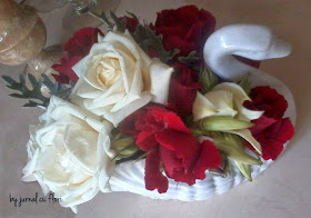 aranjament botez in vaz lebada cu flori albe si rosii