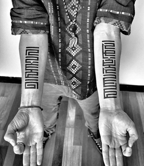 Um par de inspiração tribal projeta, figuram o utente antebraços neste tatuagem conjunto.
