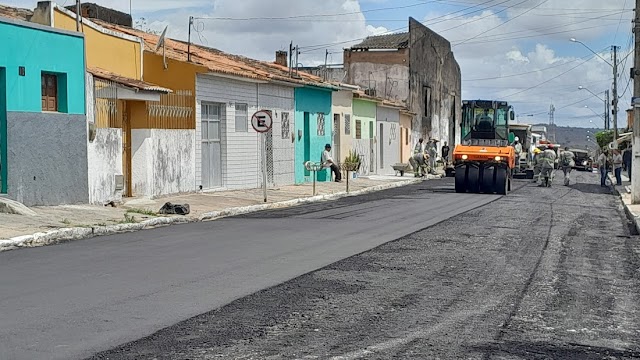 Arara: Duas ruas estão recebendo a pavimentação asfáltica