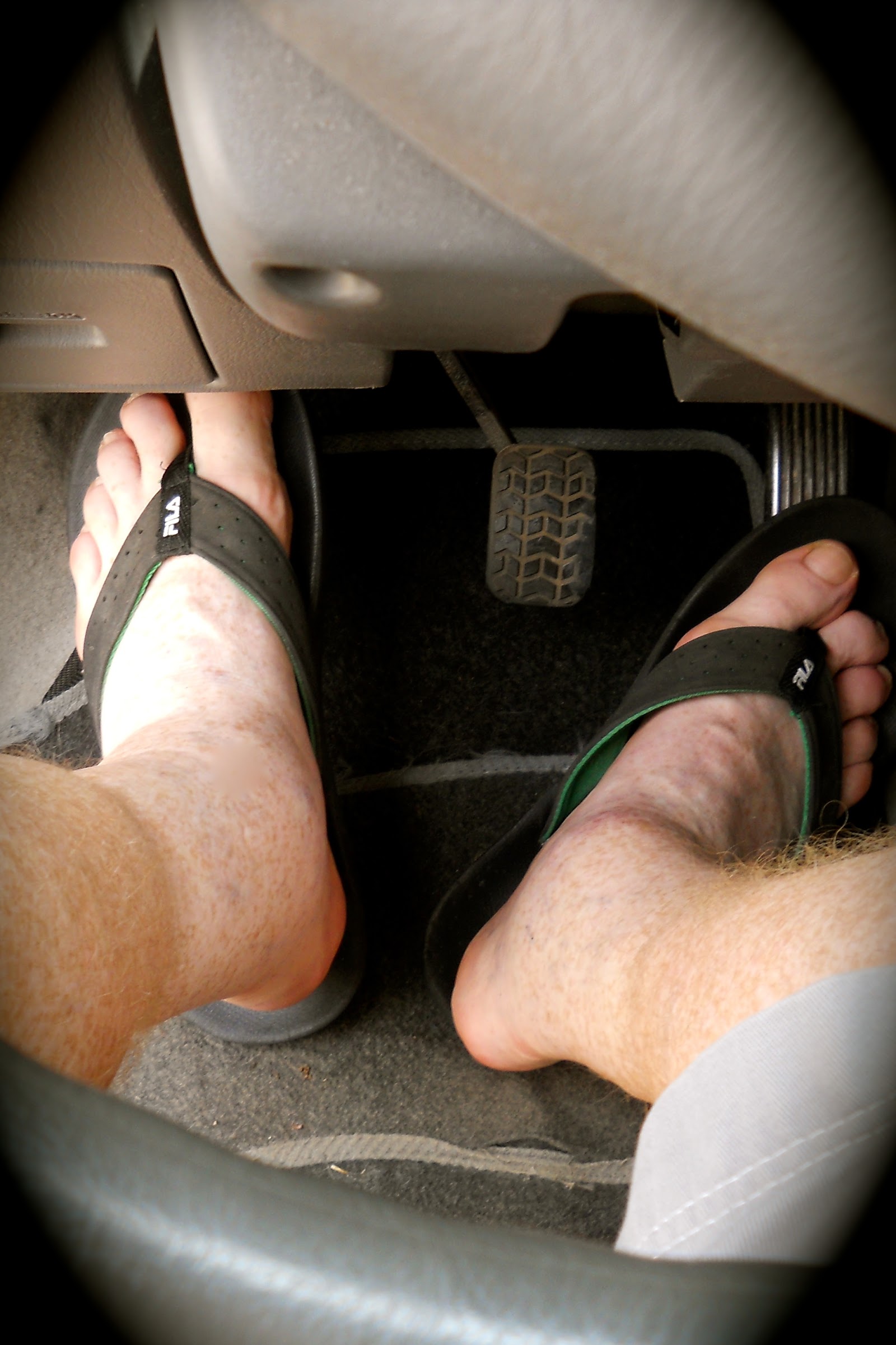 Greece :: Be Warned Driving in Flip Flops Definitely Illegal (Οδήγηση με σαγιονάρες)