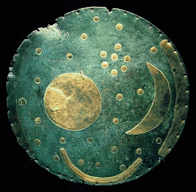 Disk perunggu ini dengan simbol emas matahari, bulan sabit bulan