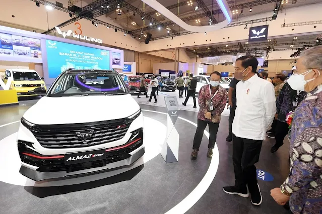 Presiden Republik Indonesia, Ir. H. Joko Widodo, mengunjungi GIIAS 2021. Dalam kunjungannya, beliau menghampiri booth para peserta, termasuk Wuling