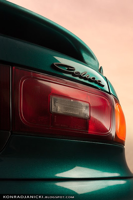 lampa i logo Toyota Celica - fotografia motoryzacyjna