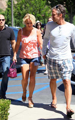 Britney Spear: Weekend Shopping with Her Boyfriend 