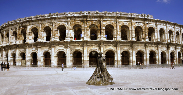 Il maestoso anfiteatro romano di Nimes é tra i meglio conservati di Francia. Sulla piazza s'impone la statua di El Nemeno, il più grande torero francese