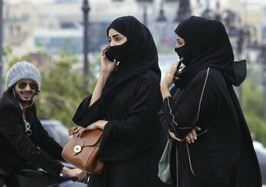 Walah.. Pulang Umrah Bukannya Jadi Shaleh Malah Koleksi Foto Cewek Arab