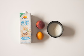 Smoothie con bevanda avena cocco, yogurt, pesca e albicocca