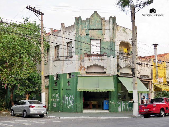 Vista ampla de um edificação Eclética antiga no Ipiranga