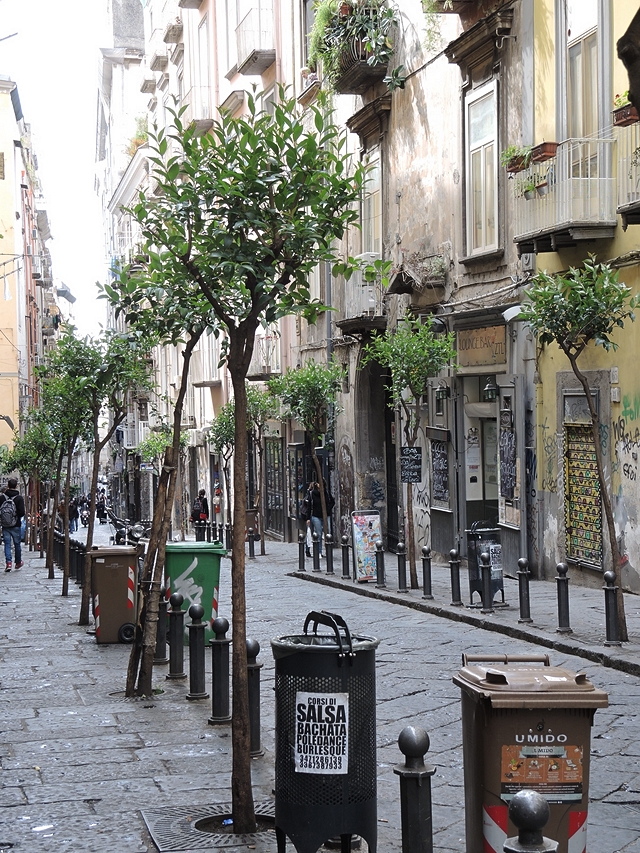 Napels: over handtassen en de via San Sebastian, Piazza Bellini en omgeving