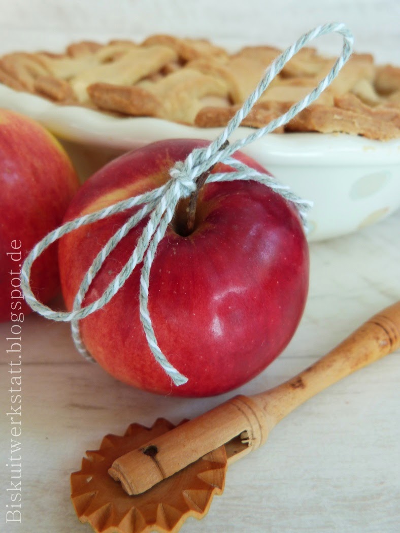 http://biskuitwerkstatt.blogspot.de/2014/07/apple-pie-klassiker-und-meine-groe.html