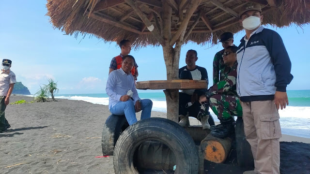 Cak Thoriq bersantai di gazebo yang ada di pesisir Pantai Tlepuk ditemani Kepala BPBD Kabupaten Lumajang Patria Dwi Hastiadi  beserta jajaran lainnya.