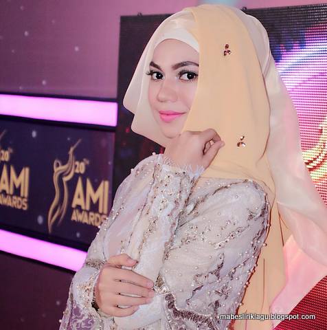 Foto Instagram Indah Nevertari