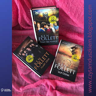 Trzy książki Kena Folletta ułożone obok siebie na buraczkowym tle. Na zdjęciu widnieje logo "Czytam duszkiem".