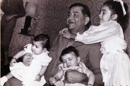 kareena childhood picture with family
