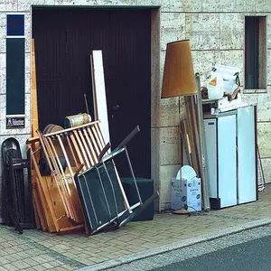 Foto imagem da porta de entrada de uma casa com móveis e objetos do lado de fora ilsutrando texto sobre suspensão de despejos durante a pandemia.