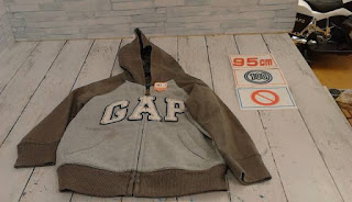 中古品　子供服　９５㎝　ＧＡＰ　フード付きジップアップトレーナー　１００円