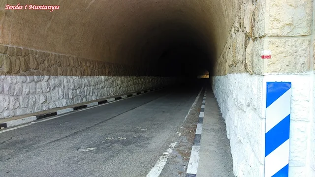 Cruzar túnel, Sendes i Muntanyes