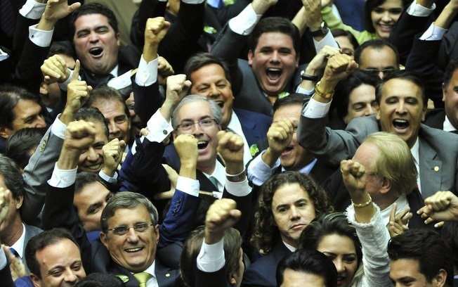 Deputados financiados por planos de saúde declaram guerra ao SUS