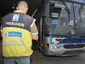 Fiscalização recolhe 21 ônibus e multa 35