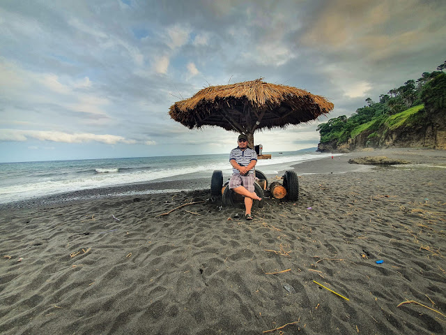 Maz Amien saat berteduh di gazebo pesisir Pantai Tlepuk