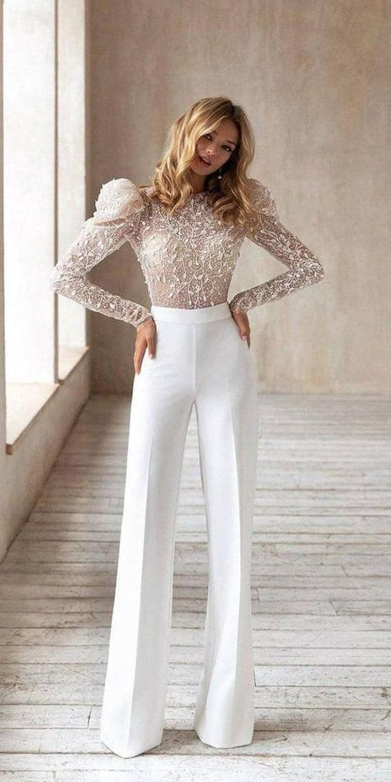 Look con pantalón blanco para celebrar el Día de Acción de Gracias