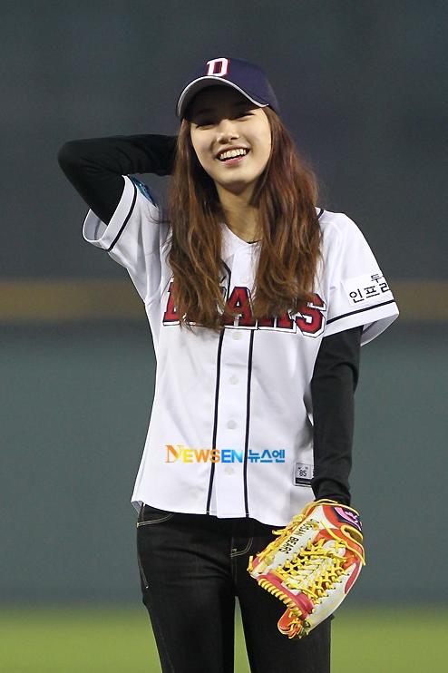 miss A's Suzy throws the opening pitch for Doosan Bears