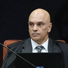 Moraes interrompe ministro para ironizar crítica