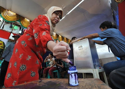 https://blogger.googleusercontent.com/img/b/R29vZ2xl/AVvXsEjCZKLqCfsxpNavPLqb6jrb4LhI4k3EVYL2FXAbvjklx0M47pl1ZwVakxU3t1jkpw9KdcK8P3sOtO6emZpq2lRJaOvlX63XqwlOIP82N-6pzdde_0hVMu9ka-CEHEjQrj8GeihjhiwAz0mI/s400/election-indonesia+finger+print.jpg
