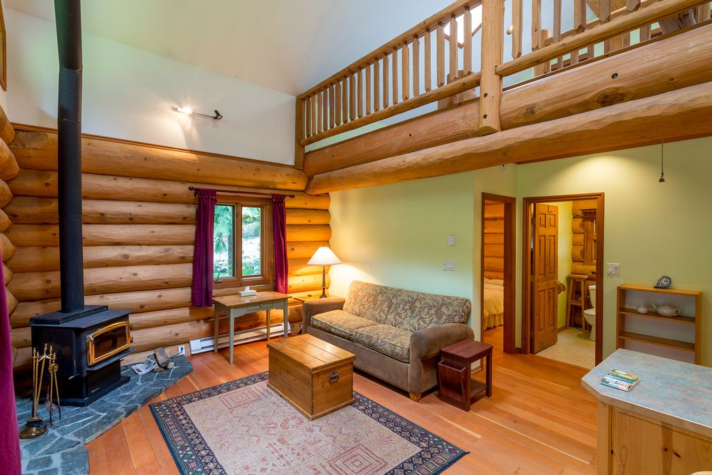 Lakefront private log Cabin The Hummingbird 2
