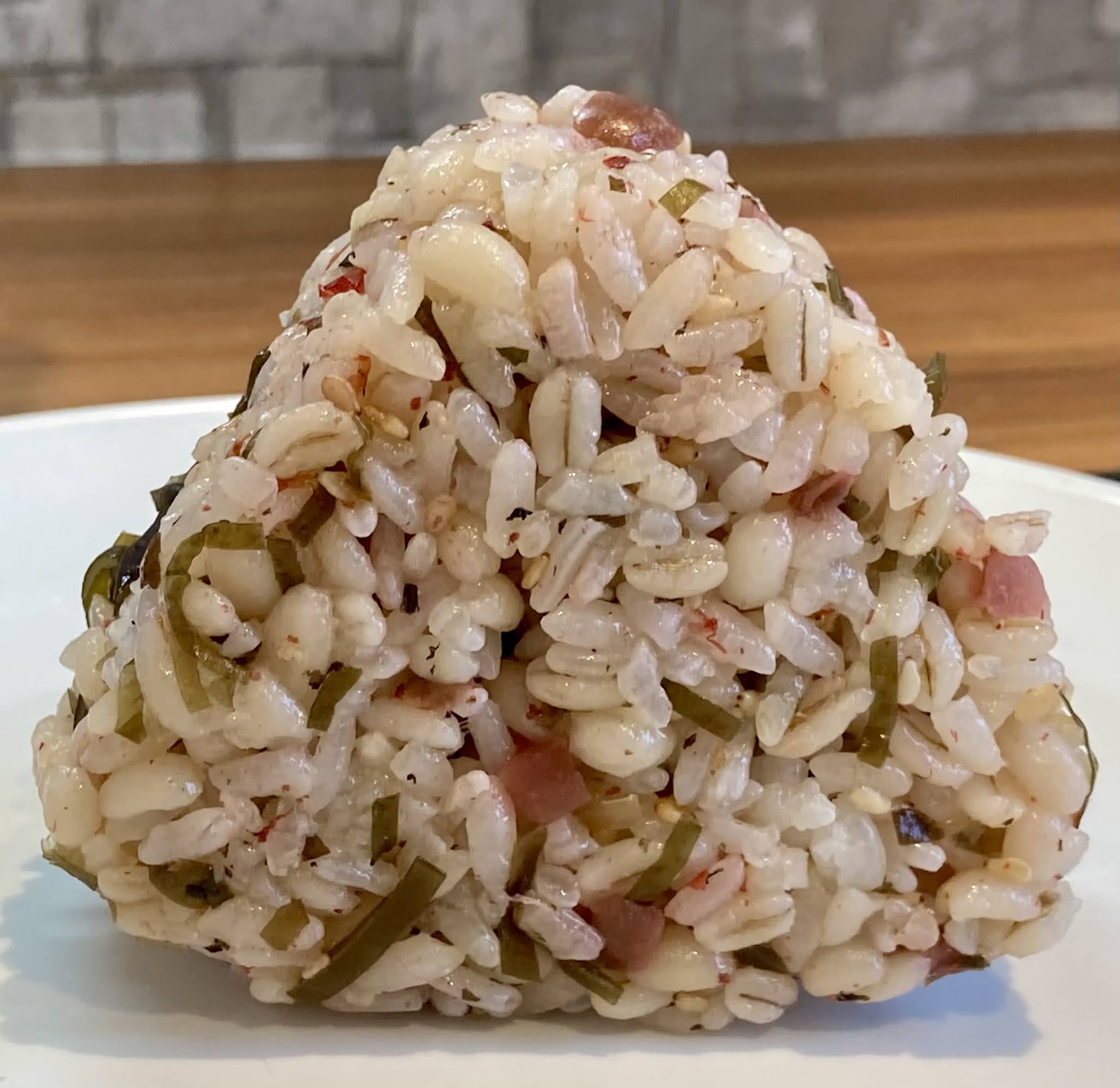 実食 もち麦もっちり 梅こんぶおむすび セブン レビュー 痩せると話題 キャプテン福田 コンビニ サラリーマン総研 最新コンビニグルメがわかるブログ