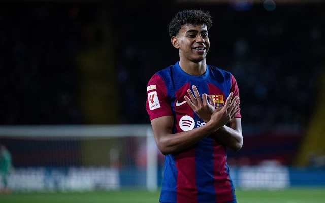 Lamine Yamal est devenu une véritable sensation au FC Barcelone. Ce jeune prodige du football ne cesse d'étonner et de repousser les limites du possible. Après avoir battu tous les records de précocité au sein du club catalan, il vient de réaliser un exploit encore plus remarquable : devenir le plus jeune joueur à atteindre la barre des 3 buts marqués en Liga avant l'âge des 17 ans.  À seulement 16 ans, Lamine Yamal a réussi là où même le légendaire Lionel Messi n'avait pas réussi. Cette prouesse démontre à quel point ce jeune talent est exceptionnel et prometteur pour l'avenir du FC Barcelone.  Ce n'est pas seulement sa précocité qui impressionne, mais également sa qualité de jeu. Lamine Yamal est un joueur polyvalent, capable de marquer des buts et de créer des opportunités pour ses coéquipiers. Sa maturité et son attitude professionnelle sont également saluées, ce qui lui permet de se démarquer même parmi des footballeurs plus expérimentés.  En outre, Lamine Yamal détient également le record de devenir le joueur le plus jeune de l'histoire du FC Barcelone à obtenir plus de 10 buts et passes décisives au cours d'une seule saison. Ces statistiques témoignent de la contribution majeure qu'il apporte à son équipe malgré son jeune âge.  Son ascension fulgurante et ses performances exceptionnelles suscitent déjà de l'enthousiasme chez les fans du Barça et les observateurs du football à travers le monde. Il ne fait aucun doute que l'avenir de Lamine Yamal au sein du FC Barcelone est promis à de grandes réalisations.  En somme, Lamine Yamal incarne le potentiel et la jeunesse du FC Barcelone. Il est une source d'inspiration pour de nombreux jeunes footballeurs et une preuve vivante que le talent et la détermination peuvent aller de pair avec la jeunesse. Avec son nom déjà inscrit dans les livres d'histoire du club, tous les yeux sont rivés sur ce prodige du football, et l'on a hâte de voir jusqu'où il pourra aller avec le FC Barcelone.