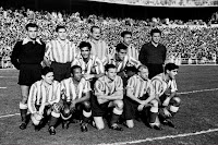 CLUB ATLÉTICO DE MADRID. Temporada 1950-51. Marcel Domingo, Tinte, Riera, Farias y Dauder (portero suplente). Silva y Mújica. Juncosa, Ben Barek, Pérez Payá, Carlsson y Escudero. REAL MADRID C. F. 3 CLUB ATLÉTICO DE MADRID 6 Domingo 12/11/1950. Campeonato de Liga de 1ª División, jornada 10. Madrid, estadio Chamartín. GOLES: 0-1: 4’, Carlsson. 0-2: 12’, Carlsson. 0-3: 15’, Ben Barek. 1-3: 19’, Pahiño. 1-4: 25’, Pérez Payá. 2-4: 63’, Molowny. 3-4: 72’, Macala. 3-5: 74’, Escudero. 3-6: 85’, Ben Barek.