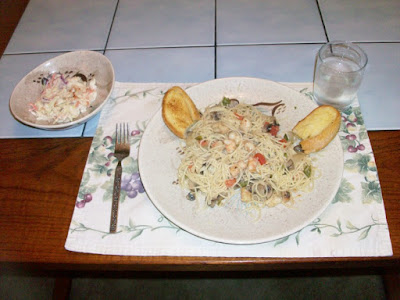 Dinner photo: Pasta dish with garlic toast & coleslaw