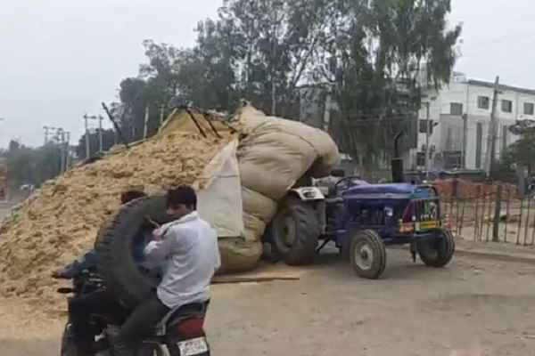 faridabad-hardware-pyali-road-tractor-accident