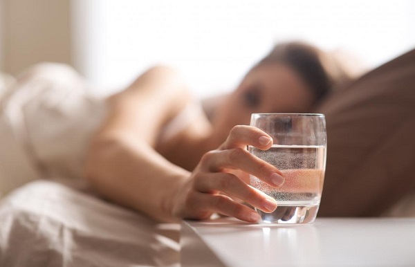 Γιατί δεν πρέπει να πίνετε ποτέ από το νερό που έχετε δίπλα στο κρεβάτι (βίντεο)