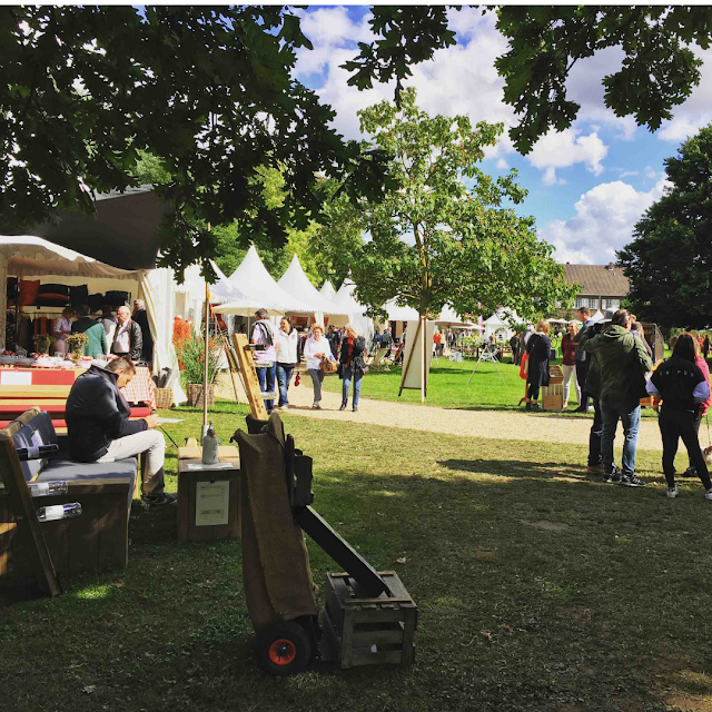 Menschen auf einer Gartenmesse