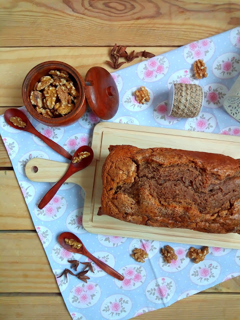 Bizcocho de nueces. Receta fácil, rápida, rica, esponjosa, tierna, desayuno, merdienda, postre. Aprovechamiento, otoño, con horno Cuca