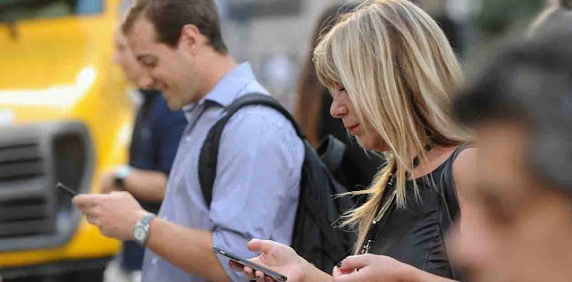 MUNDO: Los celulares están cambiando el esqueleto humano al agachar la cabeza para leer mensajes.