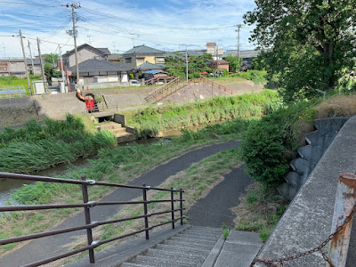 新津川沿いの遊歩道