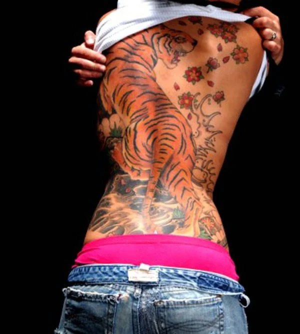 Un precioso tatuaje en la espalda con mucho significado