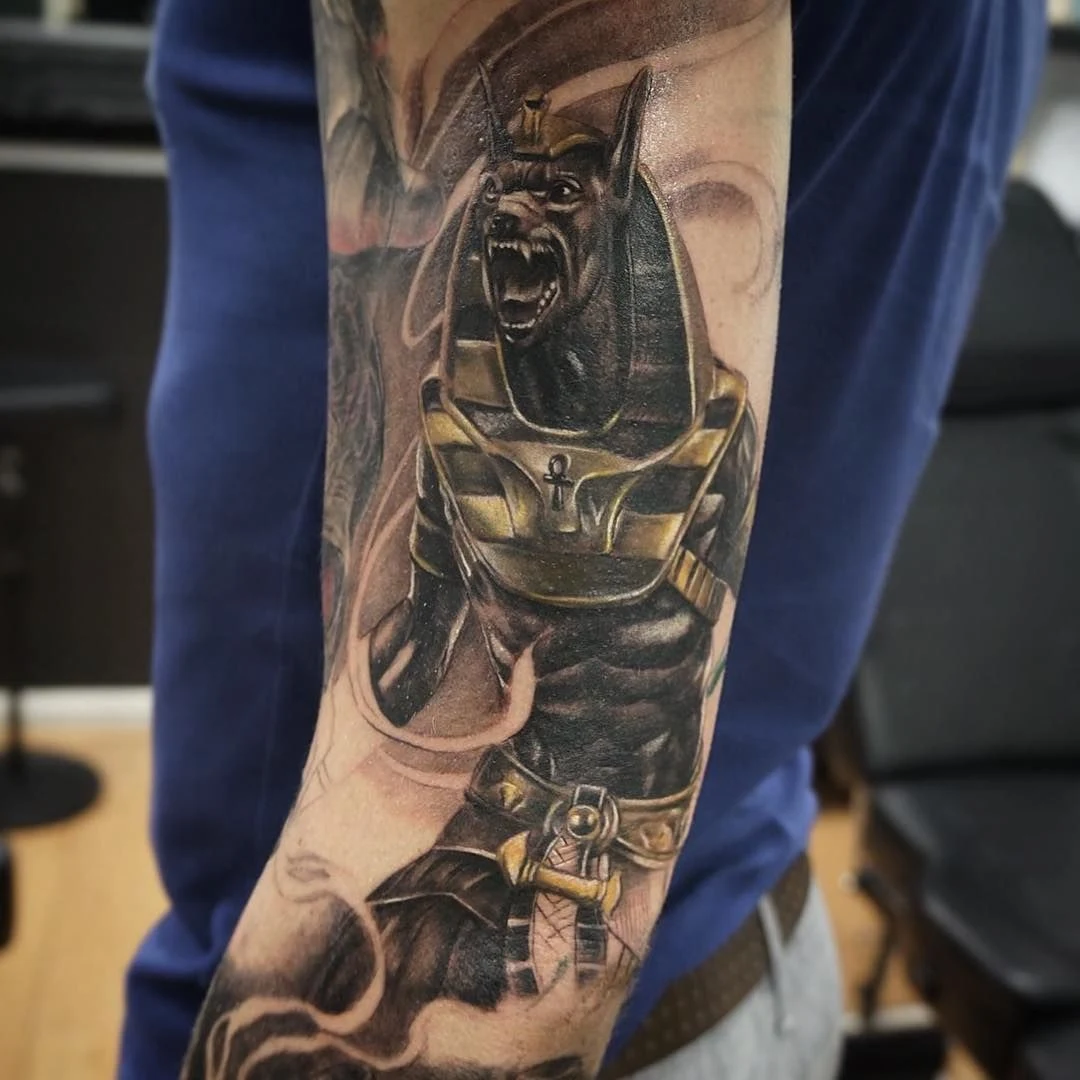 Tatuajes de Anubis en el brazo