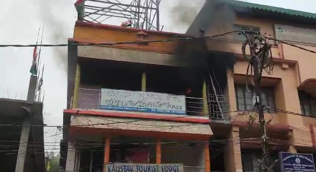बागडोगरा स्टेशन मोड़ स्थित तीन मंजिला इमारत में भयंकर आग। Fire in a building located at Bagdogra Station More.