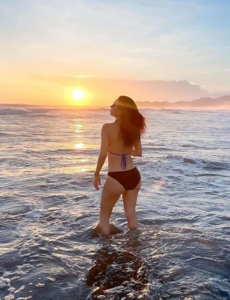 La conductora Ingrid Coronado se va de vacaciones y presume sus 2 mejores fotos desde la playa