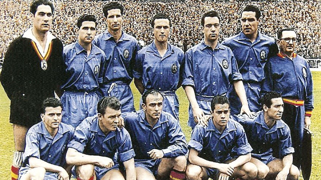 Selección de ESPAÑA. Temporada 1956-57. Ramallets, Orúe, Heriberto Herrera, Canito, Maguregui, Garay, Amador Conde (masajista). Miguel, Kubala, Di Stéfano, Luis Suárez y Gento. SELECCIÓN DE ESPAÑA 2 SELECCIÓN DE SUIZA 2. 10/03/1957. VI Copa del Mundo Suecia 1958, fase de clasificación, Grupo IX, primer partido. Madrid, estadio Santiago Bernabeu. GOLES: 0-1: 6’, Hügi II. 1-1: 29’, Luis Suárez. 2-1: 48’, Miguel. 2-2: 67’, Hügi II.