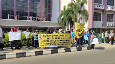 Dua Tahun Uang Pesangon Tak Kunjung Cair, Puluhan Eks Karyawan Hotel Sandjaja Demo