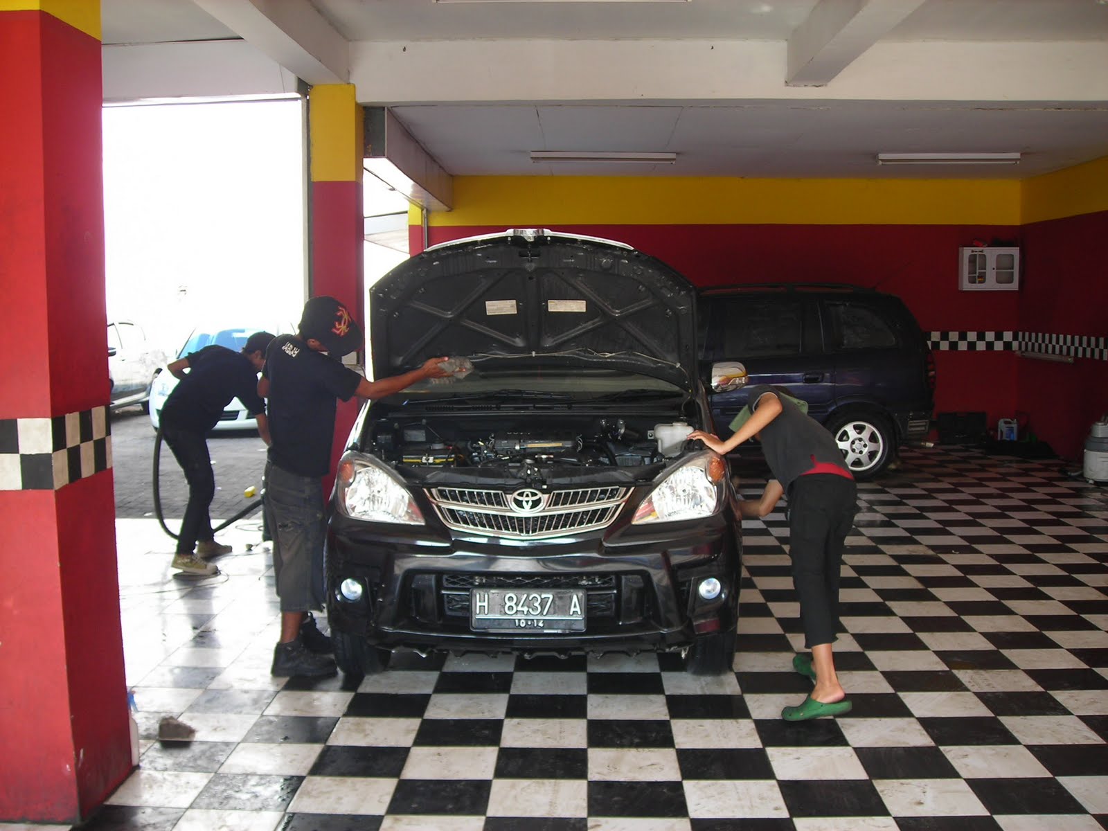 Auto Beauty AKTIVITAS PELAYANAN SPG di CARWASH AUTO BEAUTY Semarang