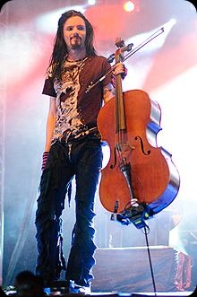 220px-Perttu_Kivilaakso_-_Ilosaarirock_2009