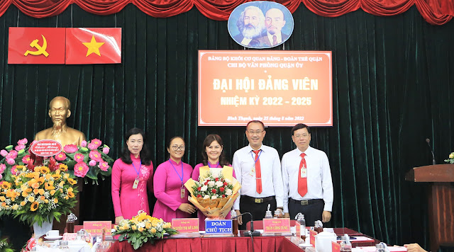 Lãnh đạo Quận ủy tặng hoa chúc mừng cấp ủy Chi bộ Văn phòng  nhiệm kỳ 2022 - 2025. (Ảnh: AH)